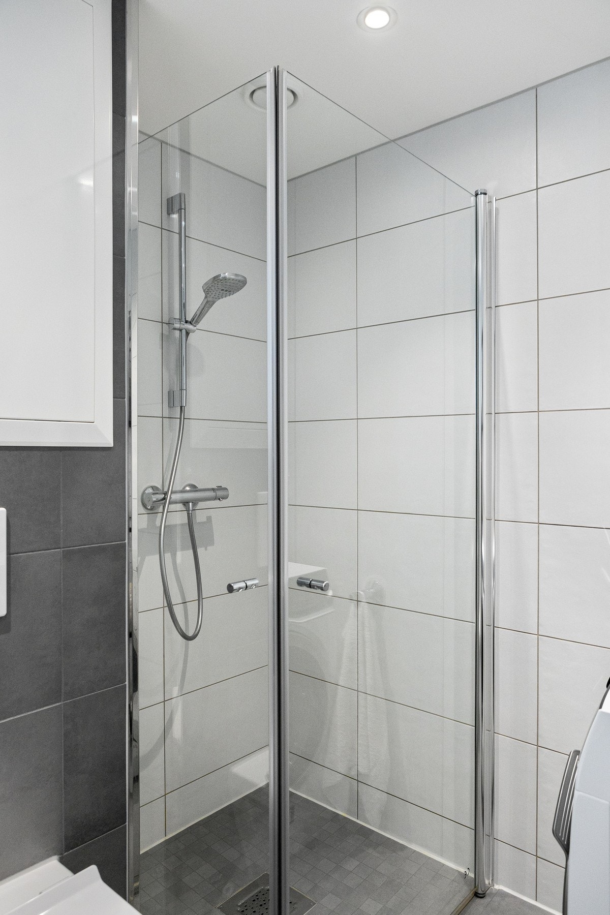 Baderommet er utstyrt med stor dusjnisje, vannbåren gulvvarme og downlights Galleribilde