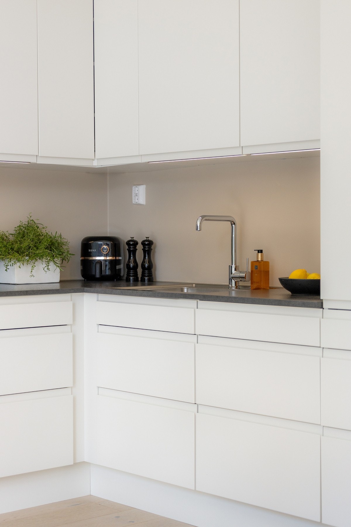 Innredningen har god benke- og skapplass Galleribilde