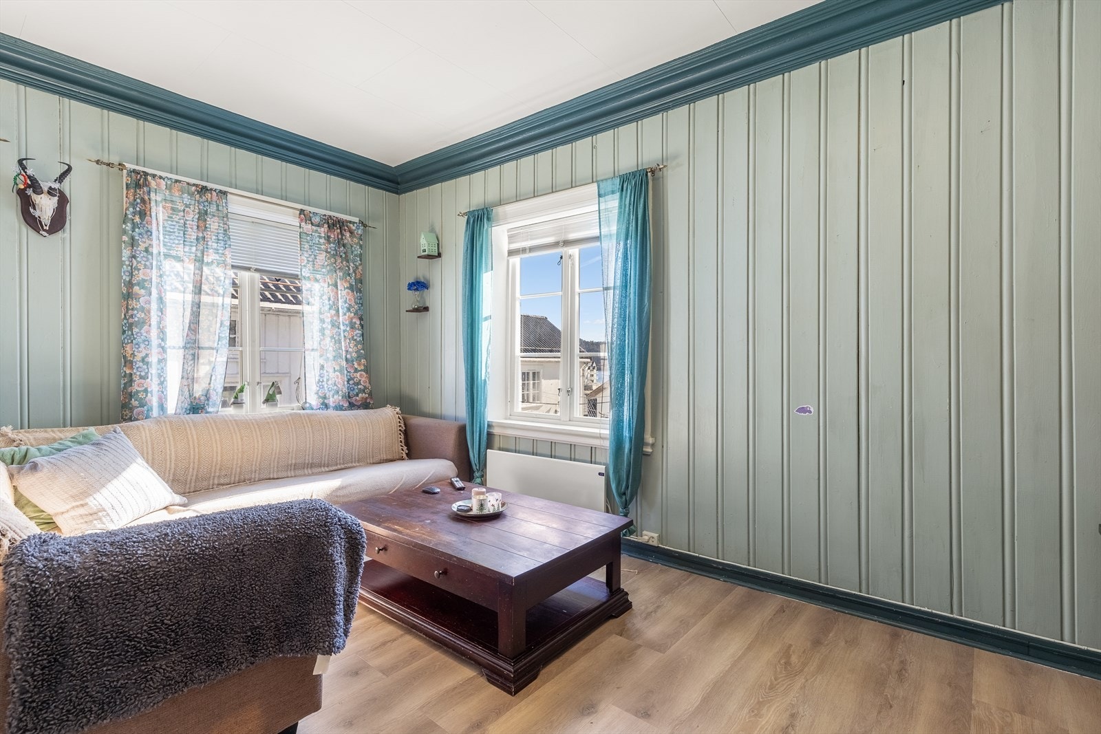 Det er god plass til sofagruppe og spisebord i stuen Galleribilde