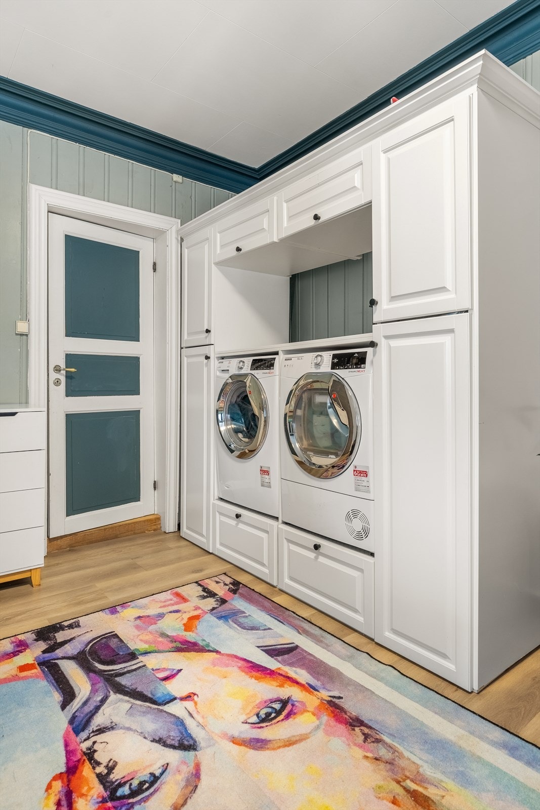 Garderobeskap med vaskemaskin og tørketrommel Galleribilde
