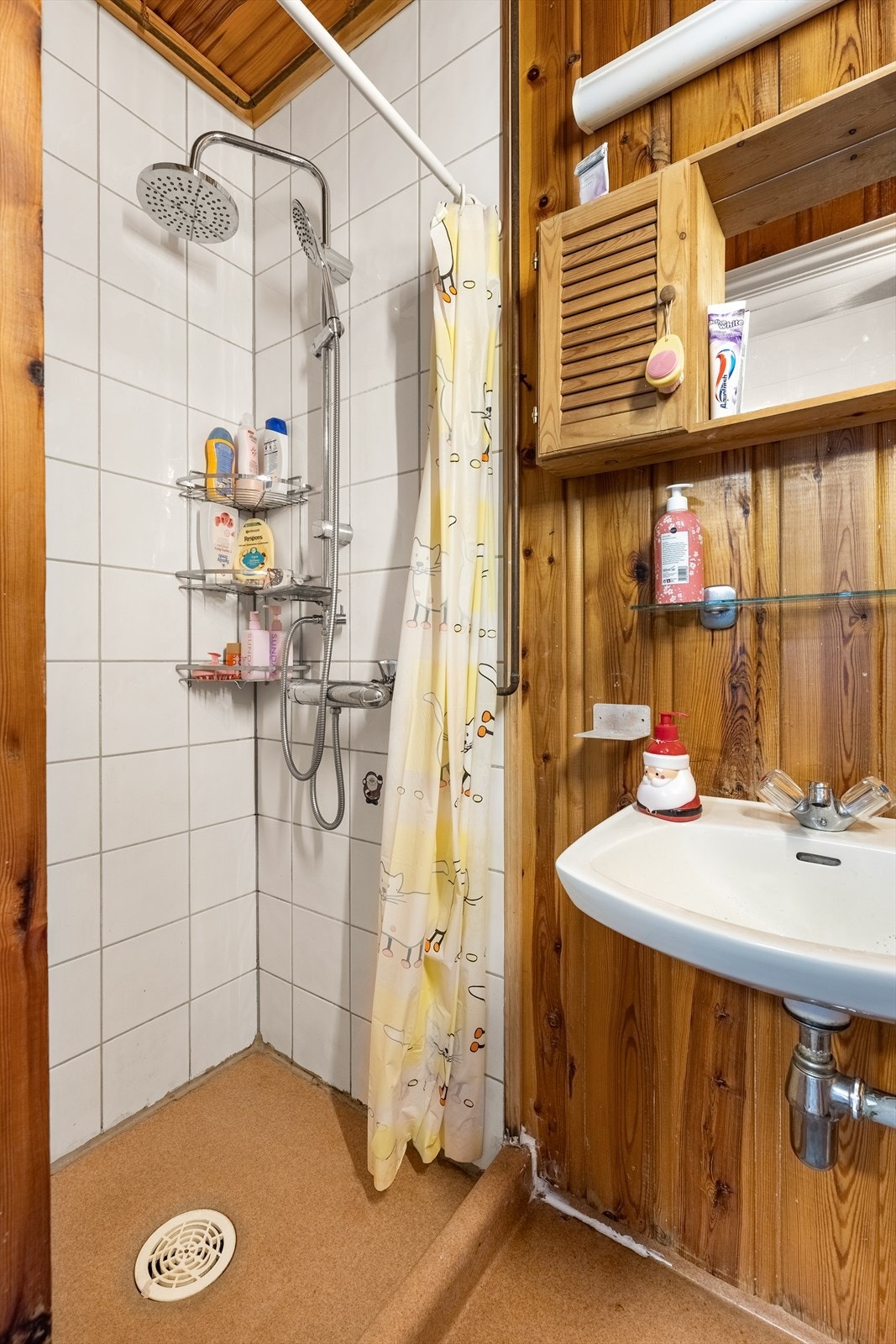 Bad innredet med dusjhjørne, vask og toalett Galleribilde