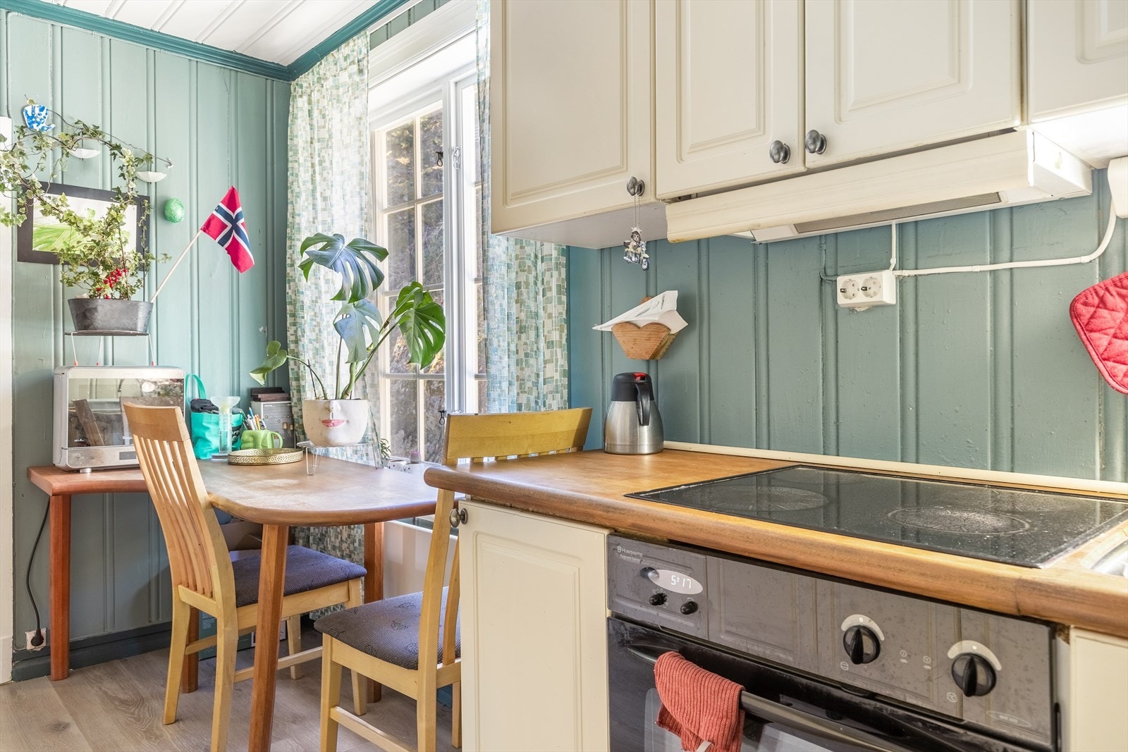 Kjøkkeninnredning med over og underskaper. Fronter i malt utførelse. Galleribilde