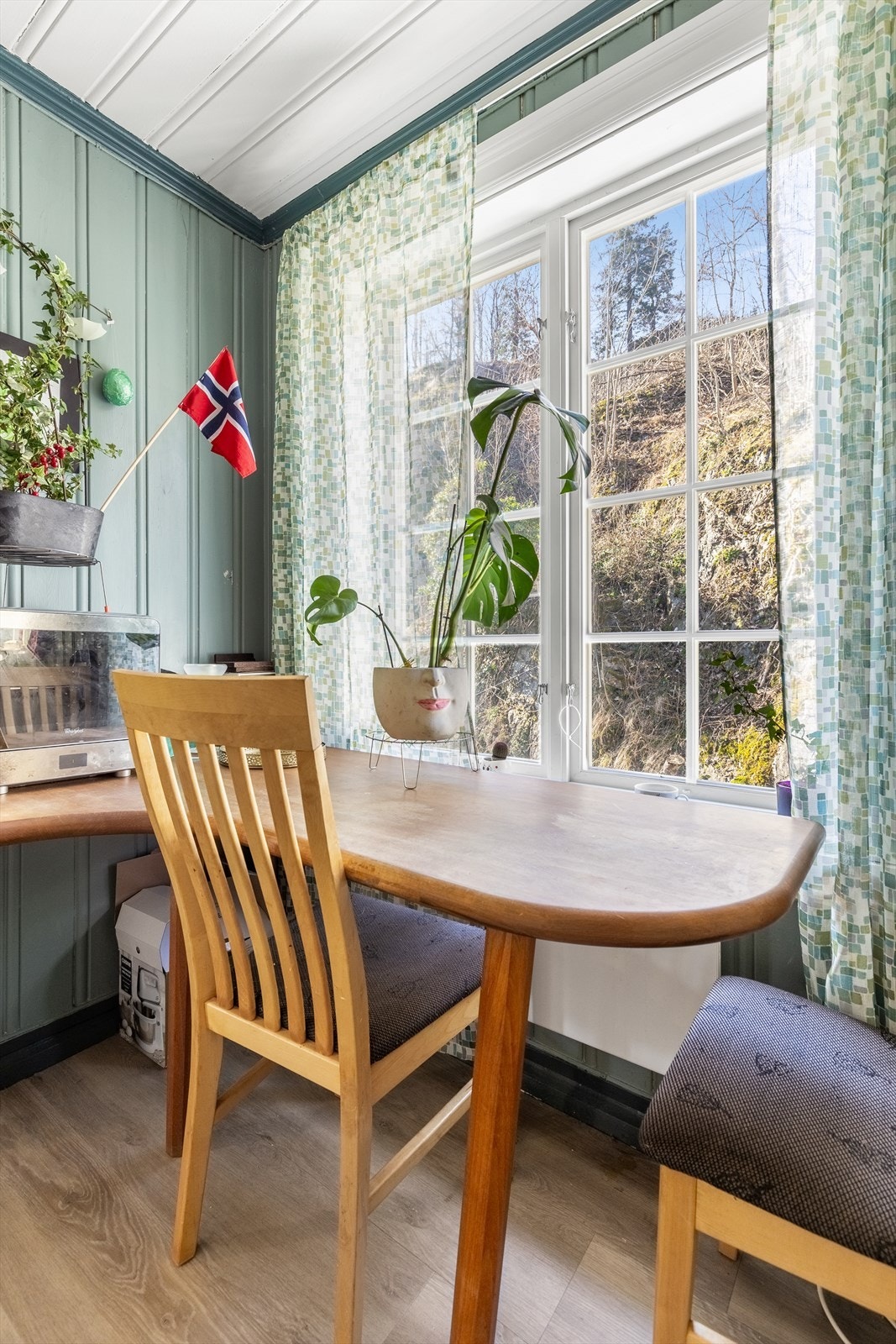 Det er plass til et lite kjøkkenbord på kjøkkenet Galleribilde