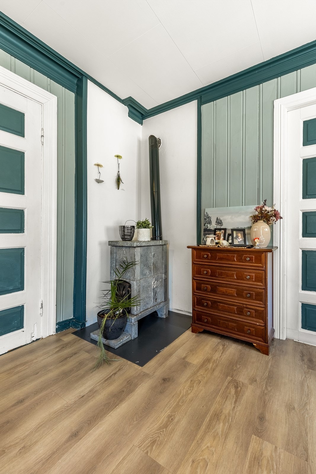 Stue med vedovn Galleribilde