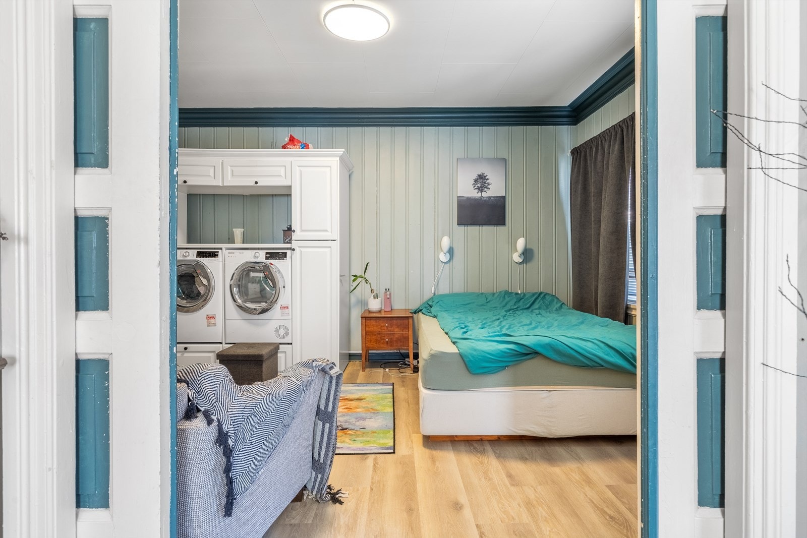 Soverom- Innredet med dobbel seng, garderobeskap og sofa (Rommet overholder ikke dagens krav i forhold til rømning) Galleribilde