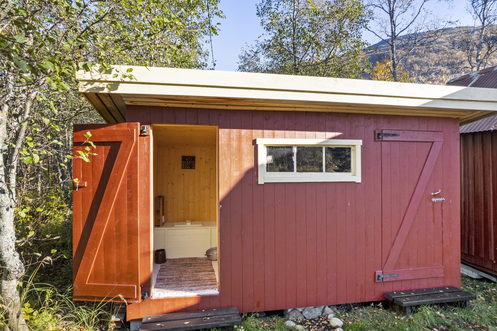 Utedo i samme bygg som vedskjul, fra 2014 Galleribilde