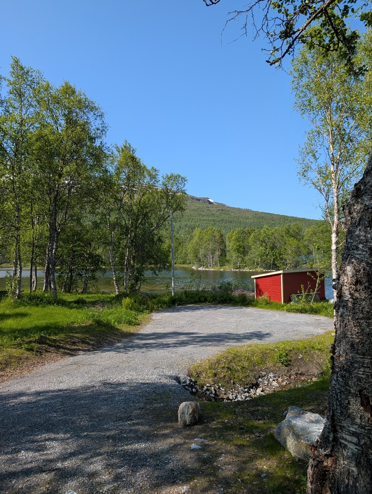 Selgers eget album: Biloppstillingsplasser ved naustet på fastlandsside Galleribilde