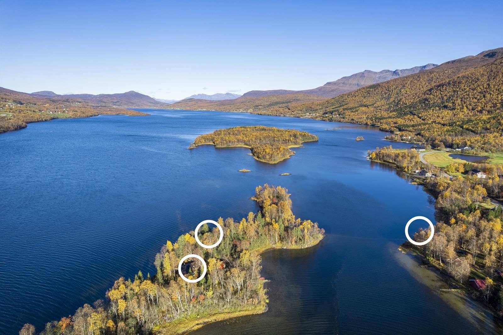 Ringen til høyre illustrerer naust og parkering på fastlandet. Herfra ror du over til Litjeholmen mot ringen til venstre/nede som markerer hytta. Ringen i midten/øverst er anneks. Galleribilde