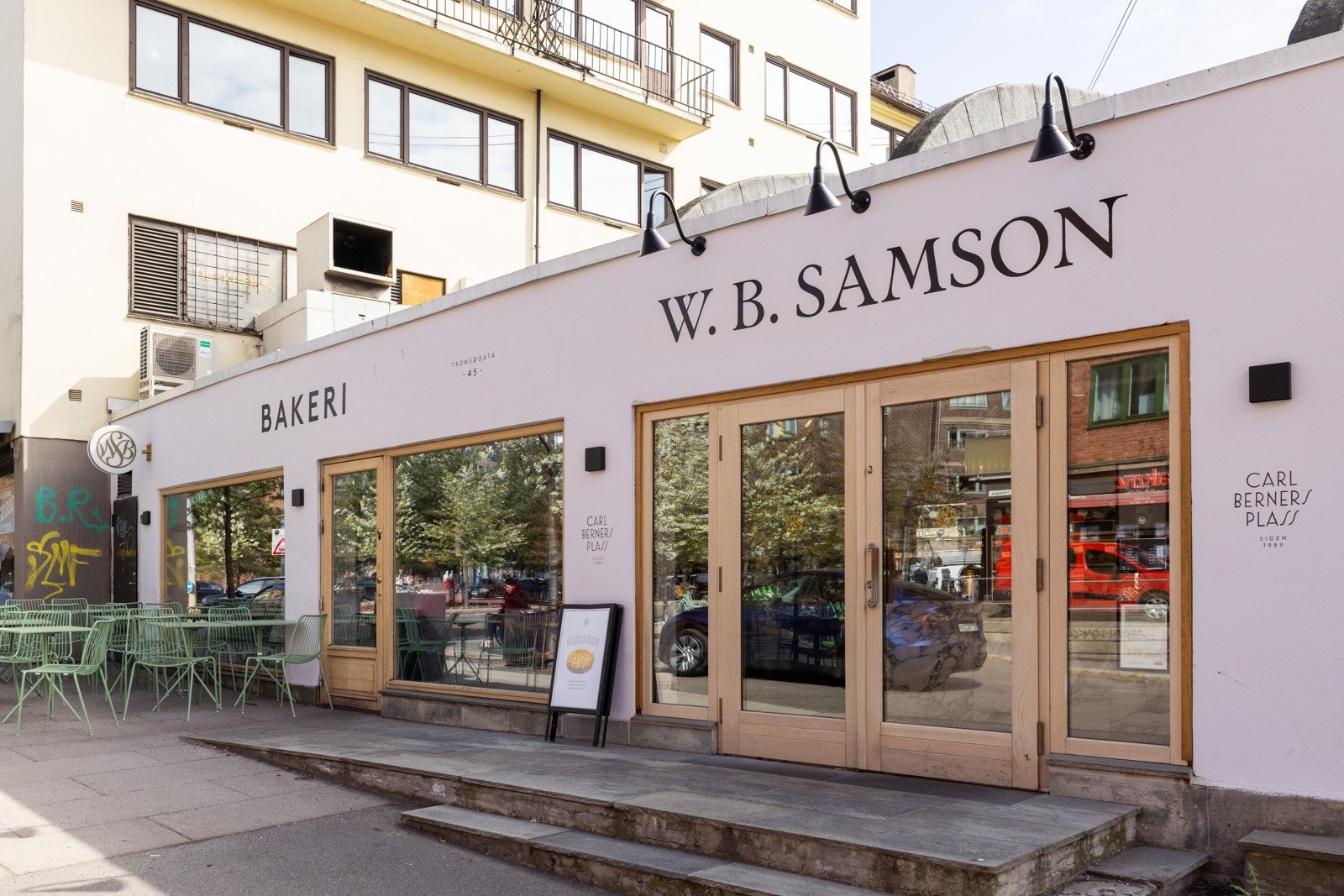 En rekke koselig kaféer like ved. Galleribilde
