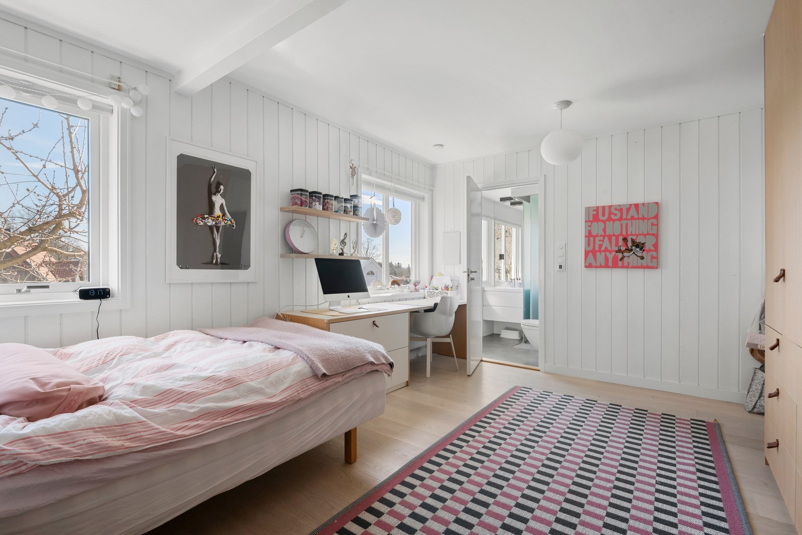 Soverom 2 har eget baderom og plassbygde skap. Galleribilde