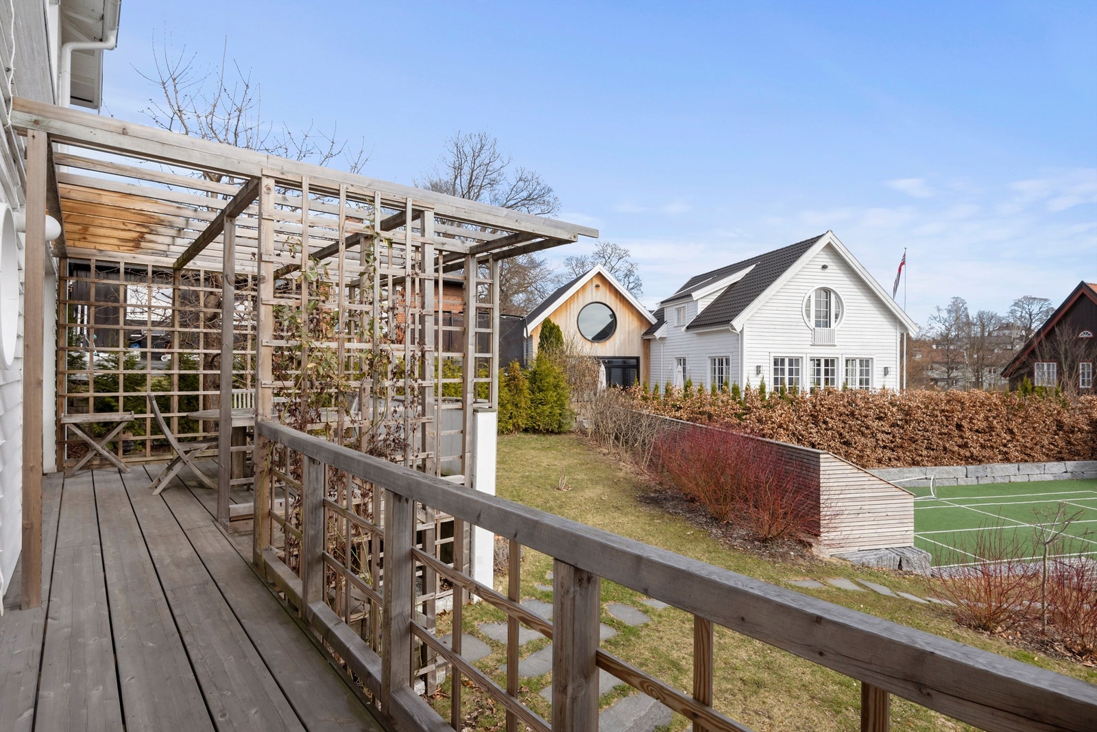 Terrassen er på flere sider av boligen - slik at man kan velge sol eller skygge etter ønske. Galleribilde