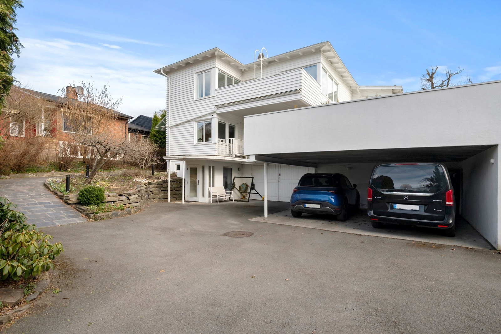 Egen privat gårdsplass med plass til 2 biler i carport og flere biler på gårdsplassen. Galleribilde