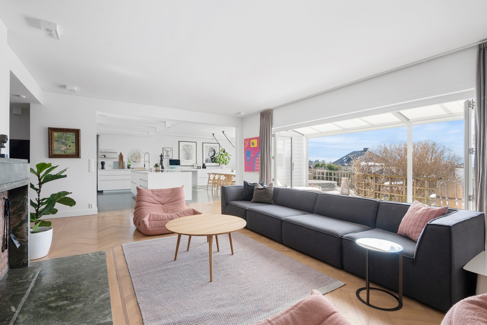 Boligens hoveddel fremstår meget lys og hyggelig. Stor stue med sofa og peis. Utgang store terrasser. Galleribilde