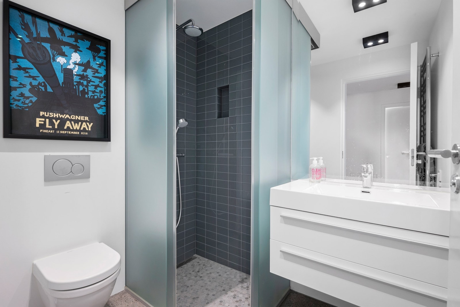 Gjestebad i 2 etg med pen innredning, dusj og wc. Galleribilde