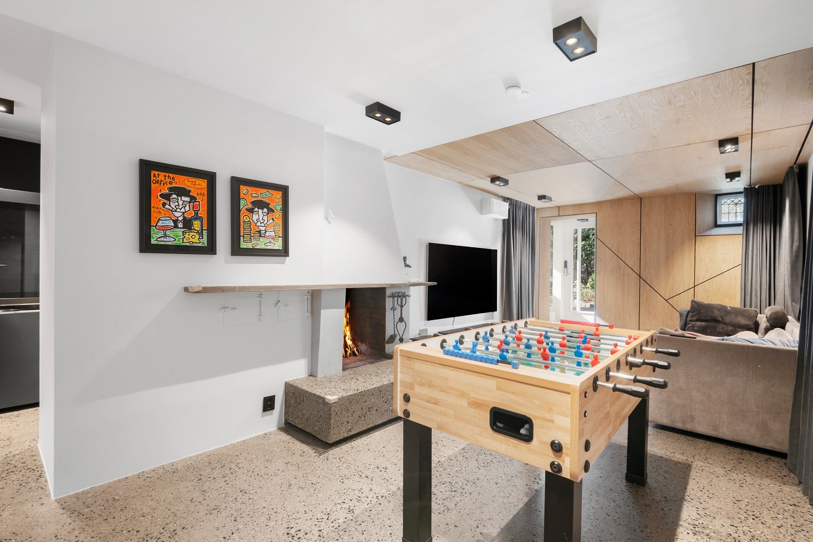 Kjellerstue / filmrom i u-etg med egen inngang. Fort suksess for den yngre del av familie. Eget bad og hybelkjøkken. Galleribilde