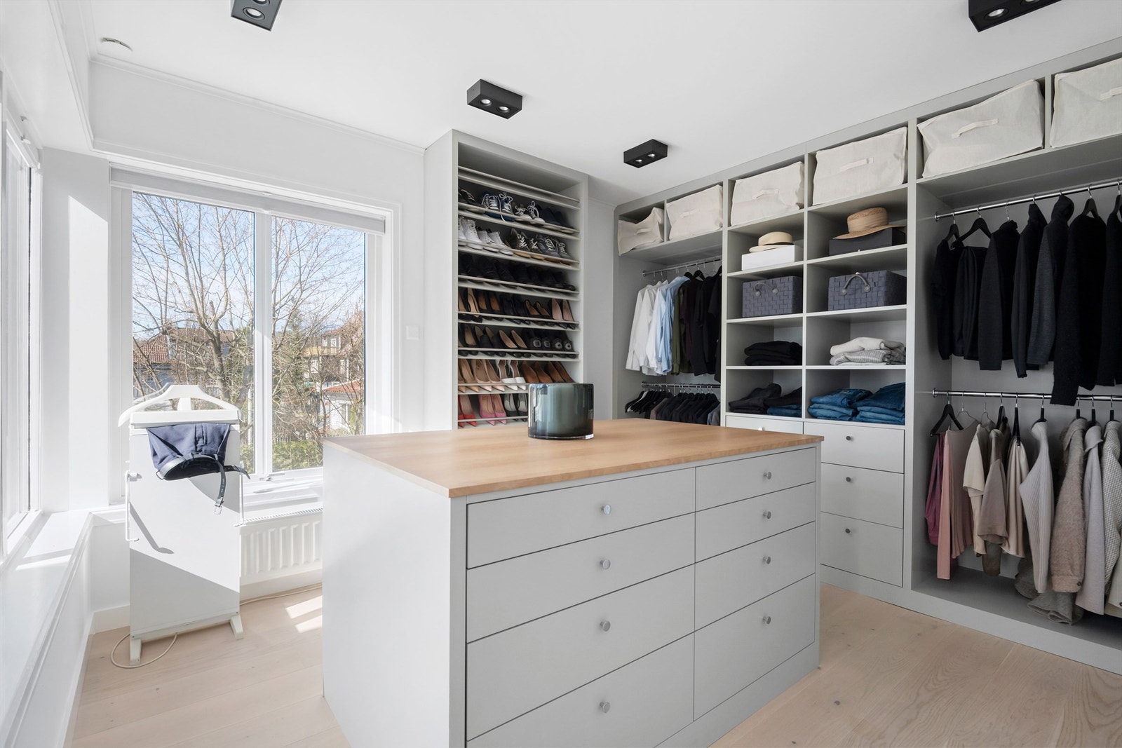 Meget praktisk walk in closet direkte tilknyttet hovedsoverom. Galleribilde