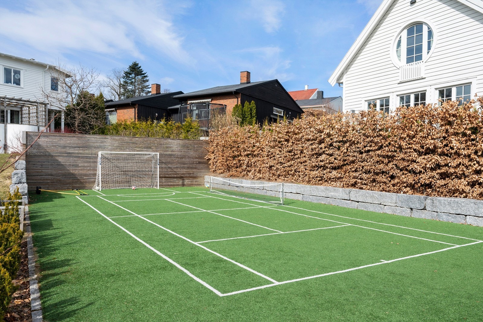 Egen privat bane for fotball og tennis. Galleribilde