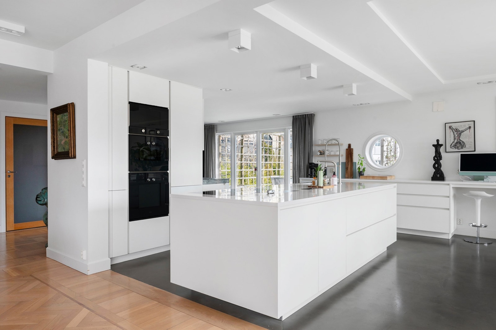 Nyere og meget delikat italiensk kjøkken med hvitevarer fra Gaggenau og hel kjøl- og fryseskap fra Liebherr Galleribilde