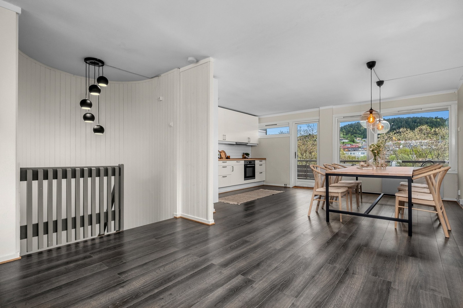 Spisegruppen finner sin naturlige plass like ved kjøkken. Galleribilde