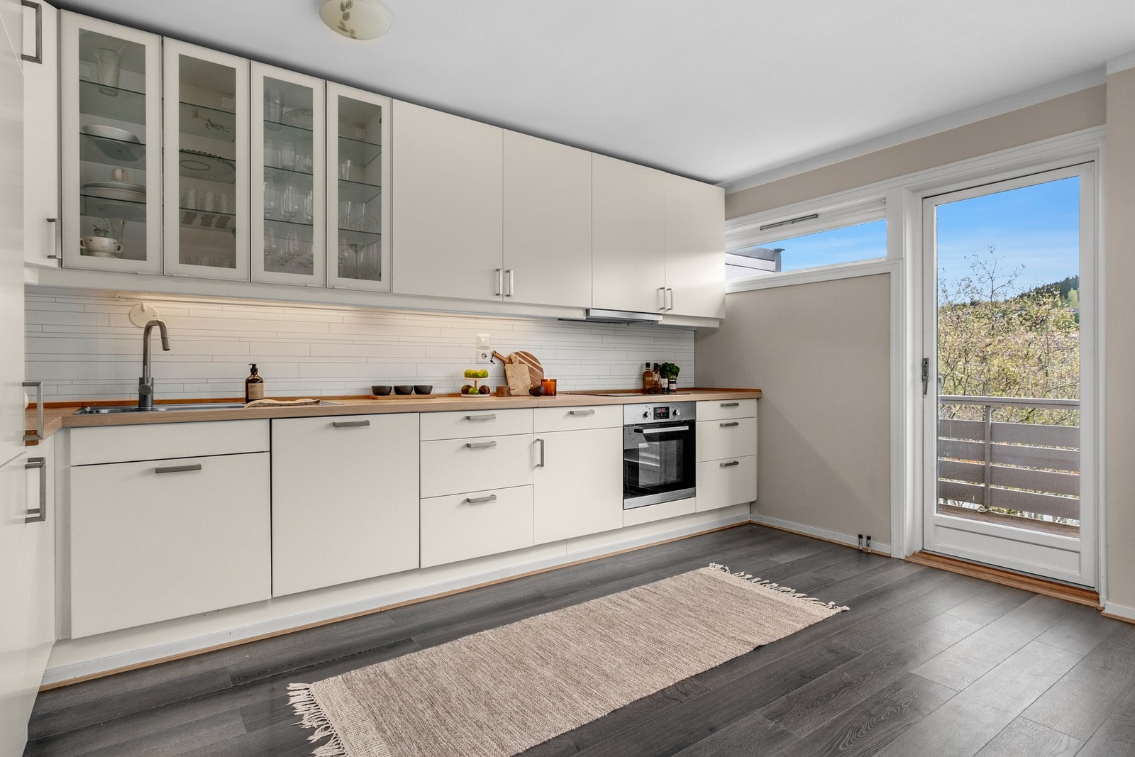 Rikelig med skap og benkeplass på kjøkken. Galleribilde