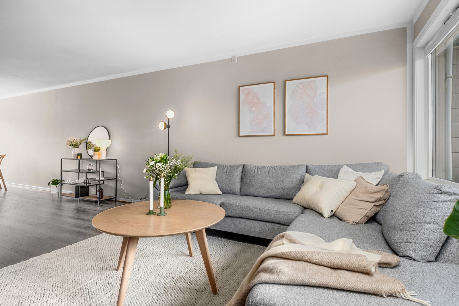 Stuen har en gunstig planløsning som gjør den enkel å innrede. Galleribilde