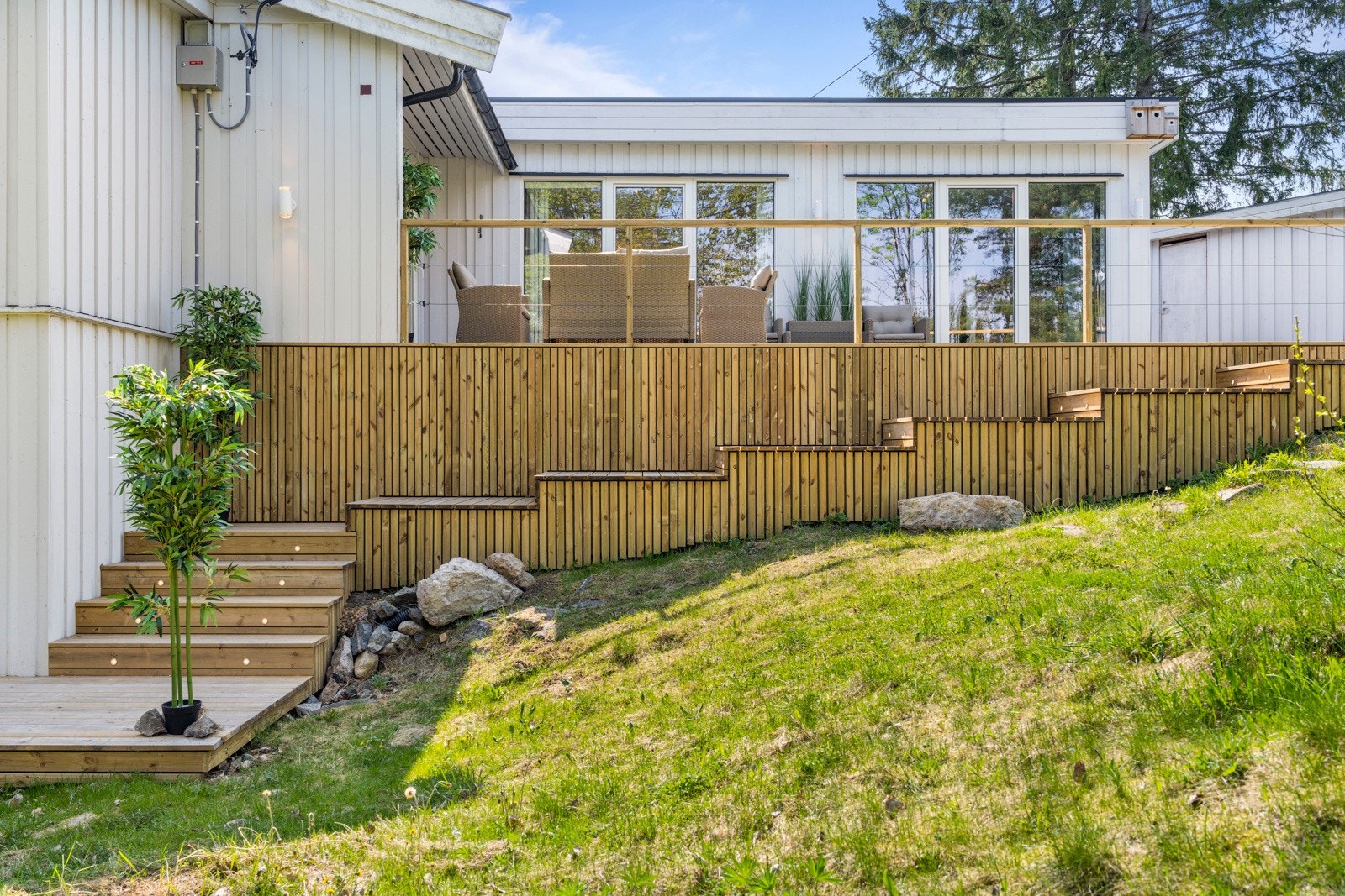 Trappen ned til den lille terrassen har belysning i trinnene. Galleribilde