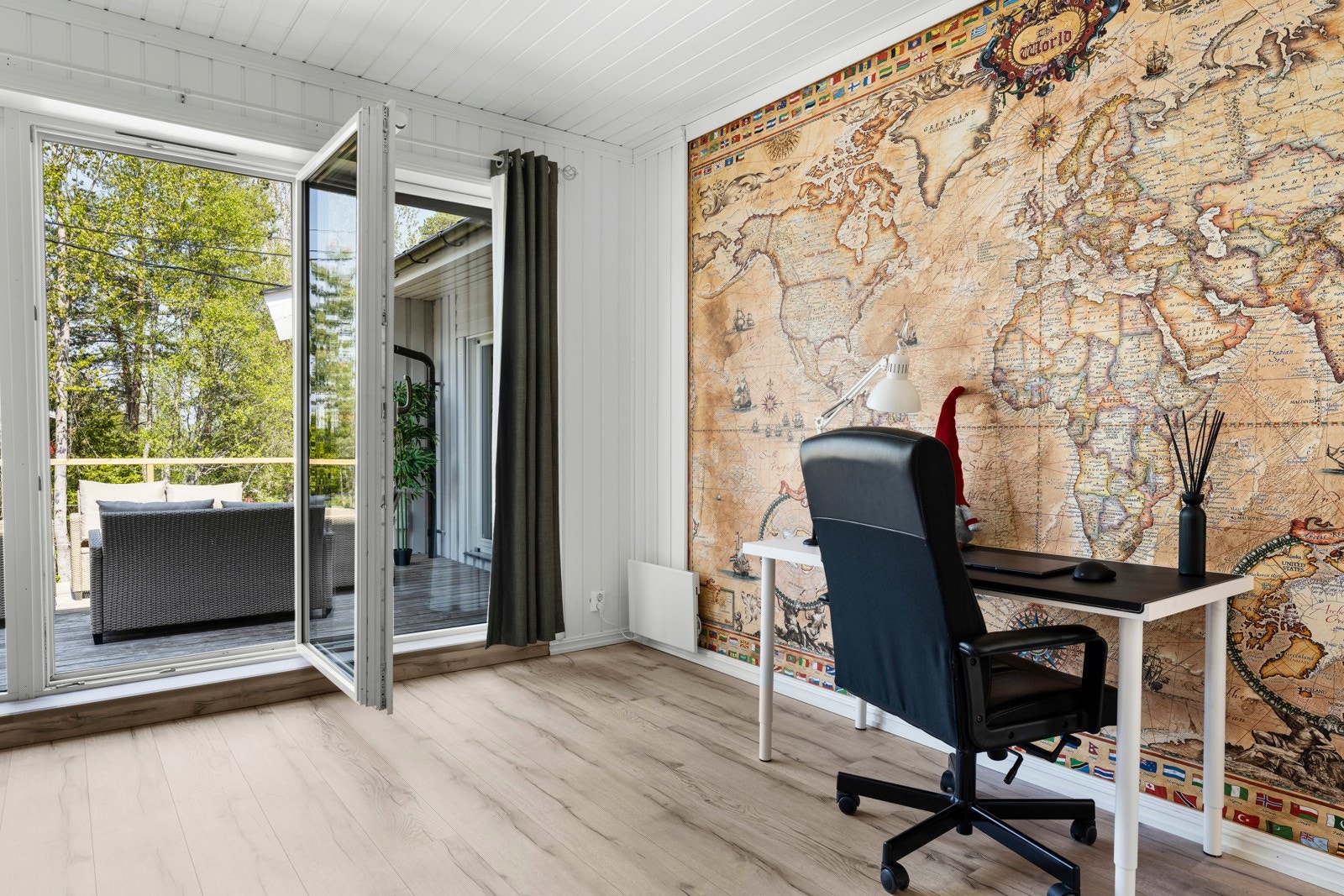 Begge soverom har utgang til terrassen og de store vindusflatene gjør rommene lyse og trivelige. Galleribilde