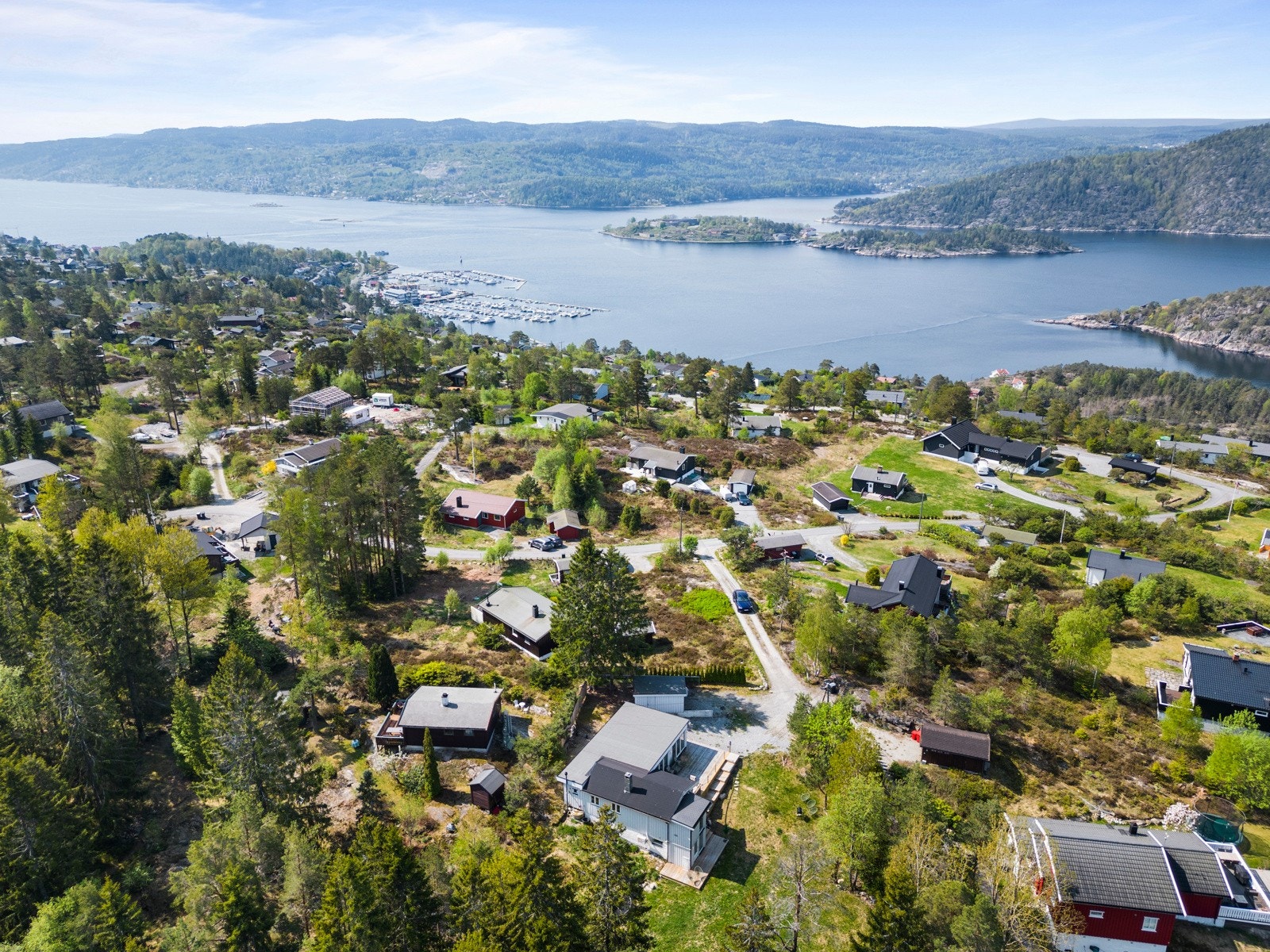 Hytta ligger høyt plassert, kun 9 min kjøring fra Drøbak og fjorden, og i gangavstand til Øvredammen. Galleribilde