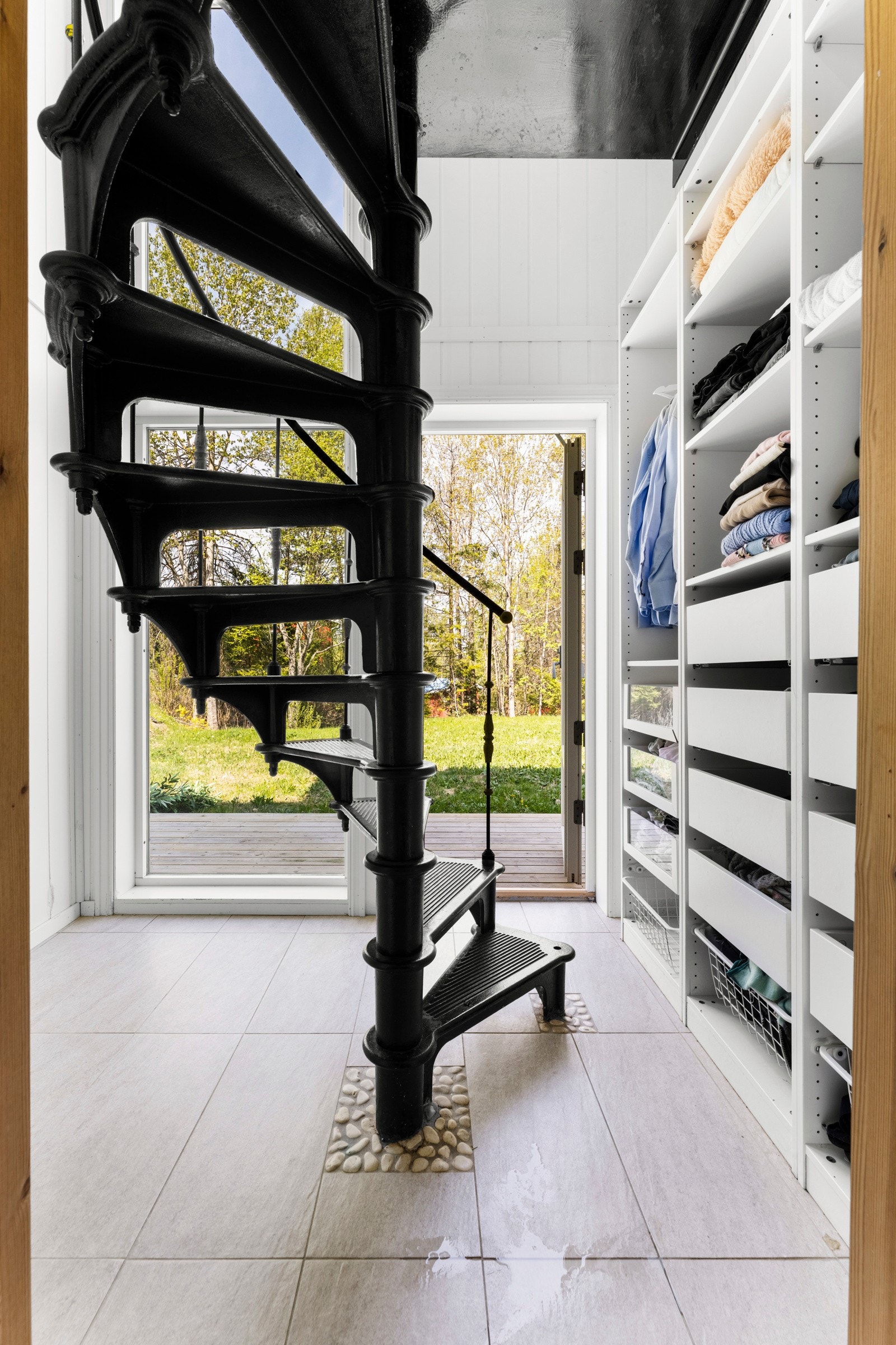 I underetasjen er trapperommet innredet som et garderoberom. Galleribilde