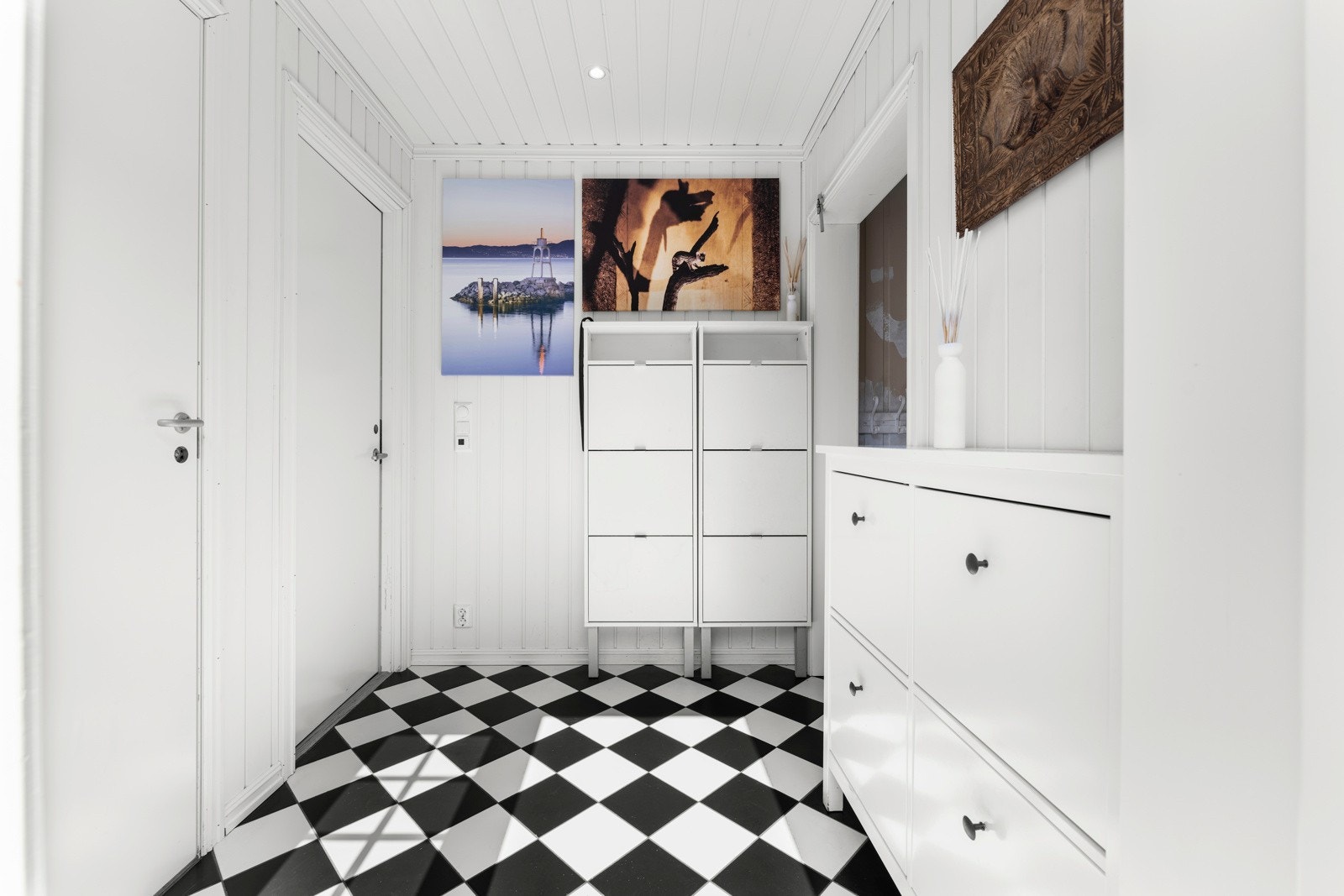 Entreen er flislagt og har varme i gulv. Galleribilde