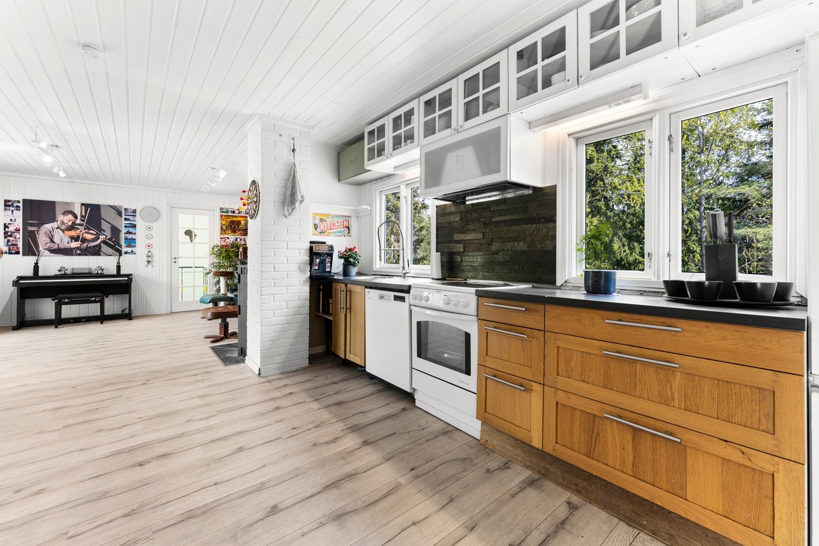 Kjøkkenet har ventilator over komfyrplassen og opplegg for oppvaskmaskin i benk. Galleribilde