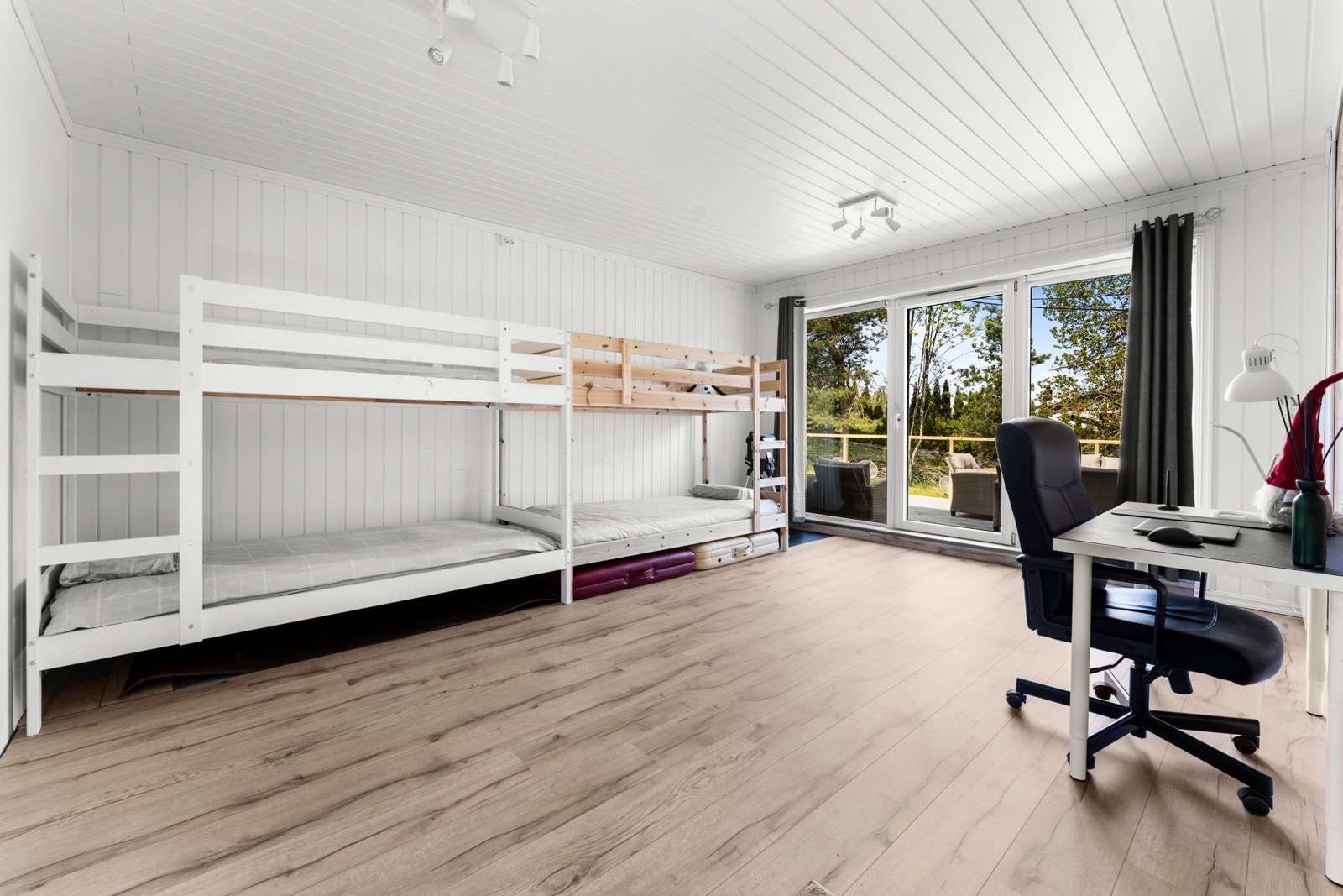 Hytta har to store soverom med mulighet for flere sengeplasser. Galleribilde