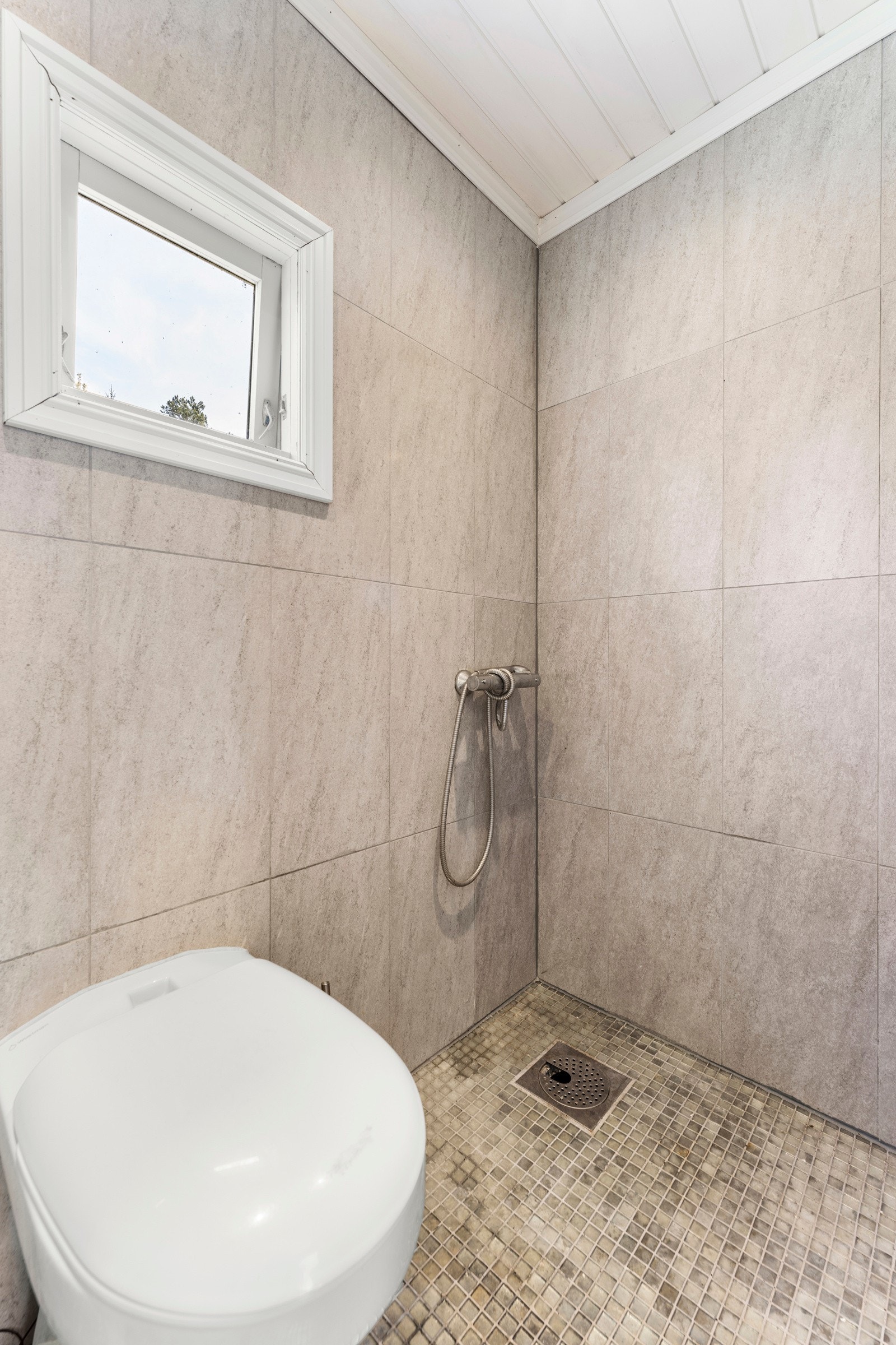 Badet har flislagte overflater, gulvvarme, toalett, servantinnredning og dusjhjørne. Hytta har ikke innlagt vann. Galleribilde