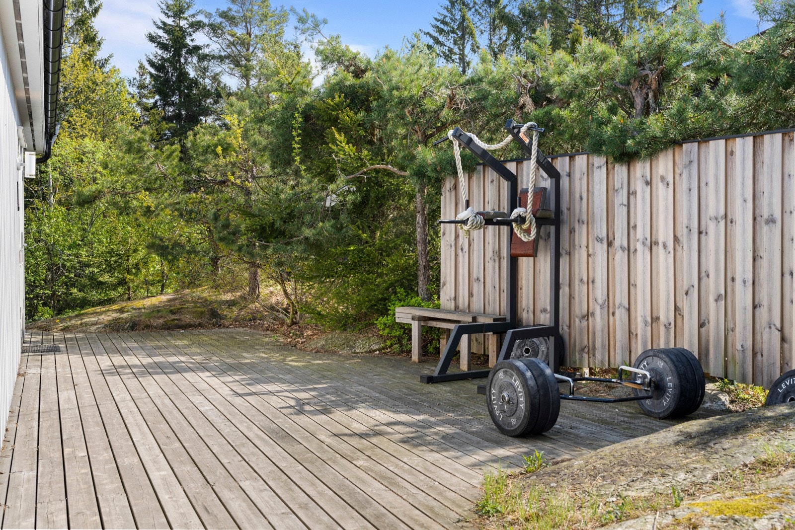Det er bygd en romslig terrasse ved inngangspartiet. Galleribilde