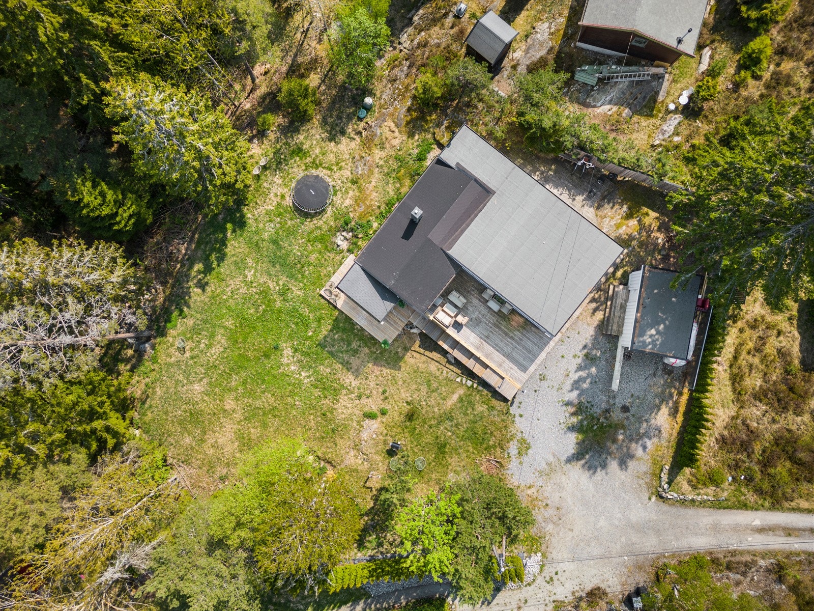 Velkommen til Gylteåstoppen 10, en attraktiv fritidseiendom med hytte, anneks og umiddelbar nærhet til marka. Galleribilde