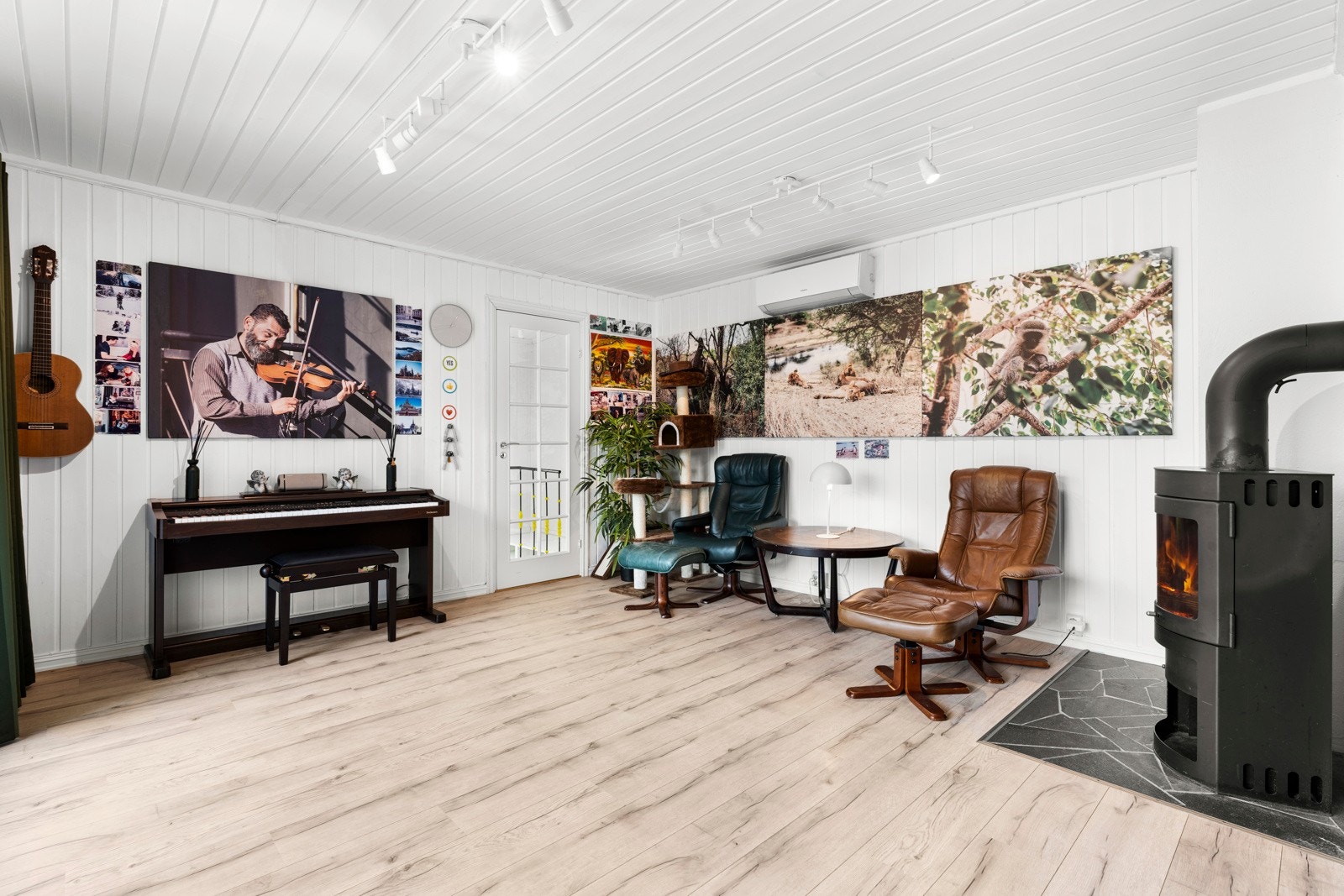 Stuen har varmepumpe og ekstra hygge fra en peisovn. Galleribilde