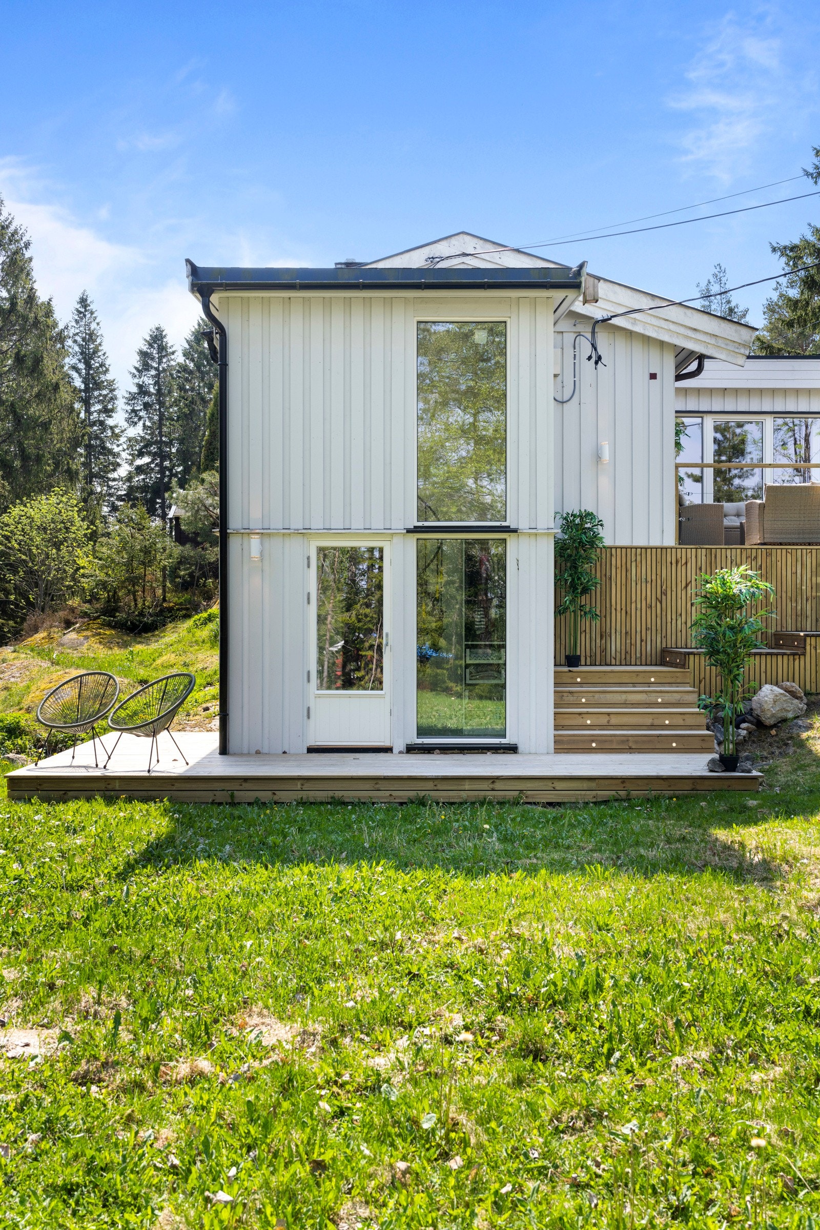 Terrassen i underetasjen har dør inn til trapperom med garderobe og videre til bad/vaskerom. Galleribilde