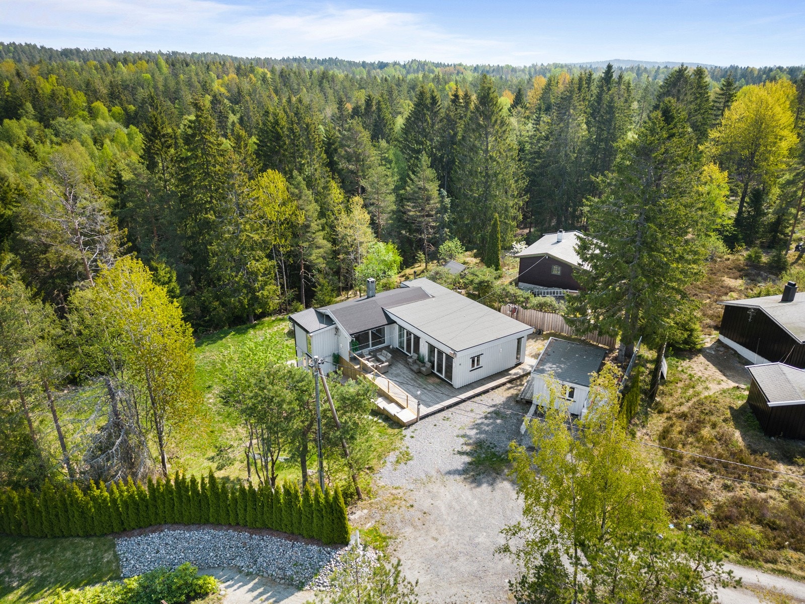 Det er god plass til parkering på gårdsplass med elbillader. Galleribilde