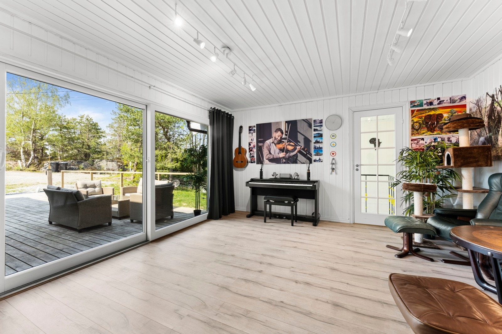 Rommene i hytta oppleves som lyse og luftige med god plass til ulikt møblement. Galleribilde