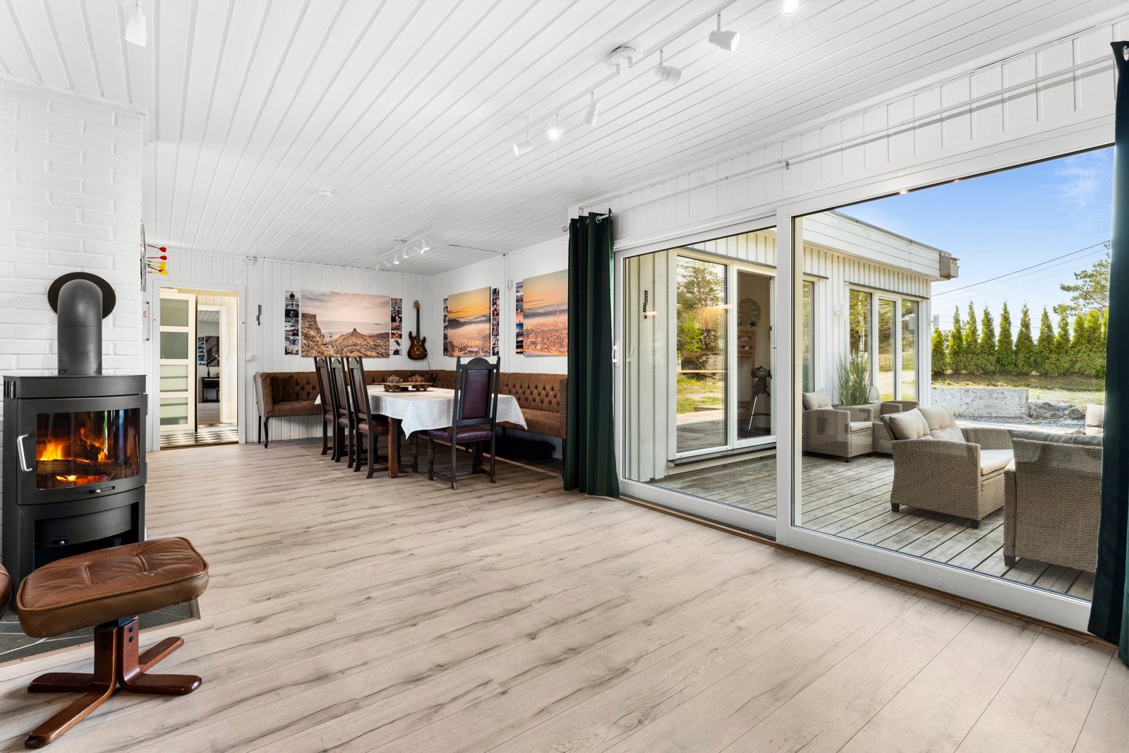 De store skyvedørene fører ut til terrasse på ca. 40 kvm og visker nærmest ut skillet mellom ute og inne. Galleribilde