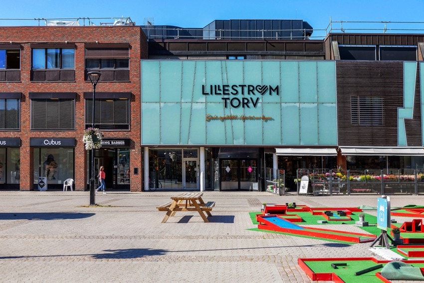 Lillestrøm Torv har over 60 butikker og spisesteder. Fra leiligheten er det en kort spasertur hit. Galleribilde