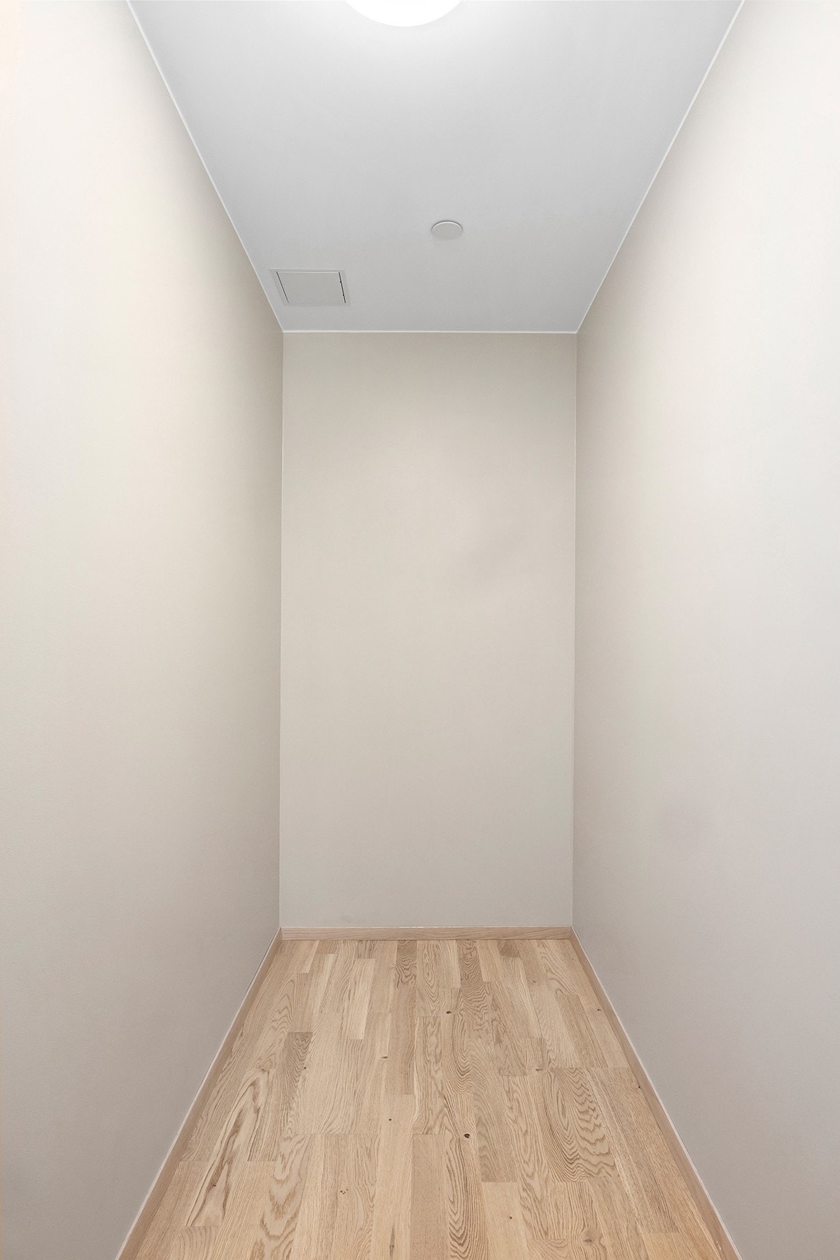 I tilknyttning til entréen er det en praktisk innvendig bod. Galleribilde