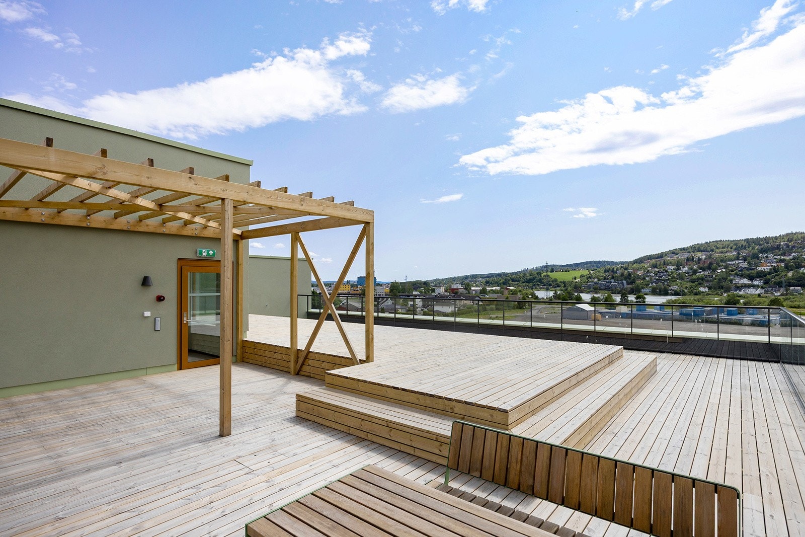 Felles takterrasse med gode solforhold og flott utsikt. Galleribilde