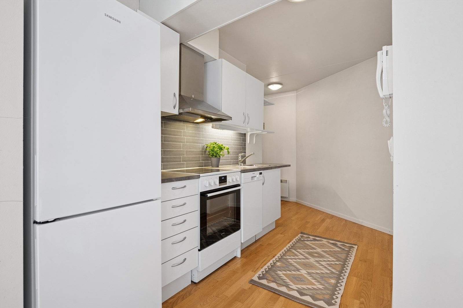 Plass til frittstående komfyr, oppvaskmaskin og kjøleskap. Mekanisk avtrekk tilknyttet ventilasjon. Galleribilde