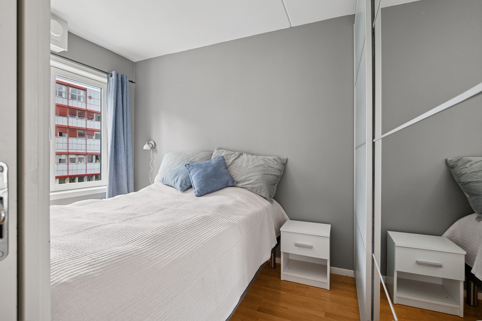 Soverom med plass til seng og garderobeskap. Galleribilde