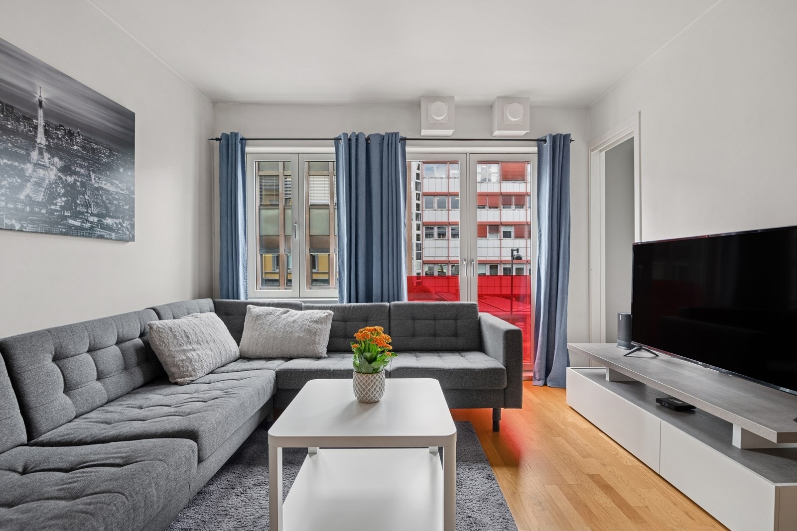Leiligheten har en stue med plass til sofa og tv-seksjon samt et lite spisebord. Det er fransk balkong i stuen. Galleribilde