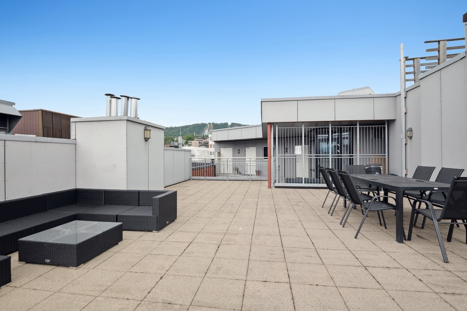 Stor felles takterrasse med sittegrupper og gode solforhold. Galleribilde