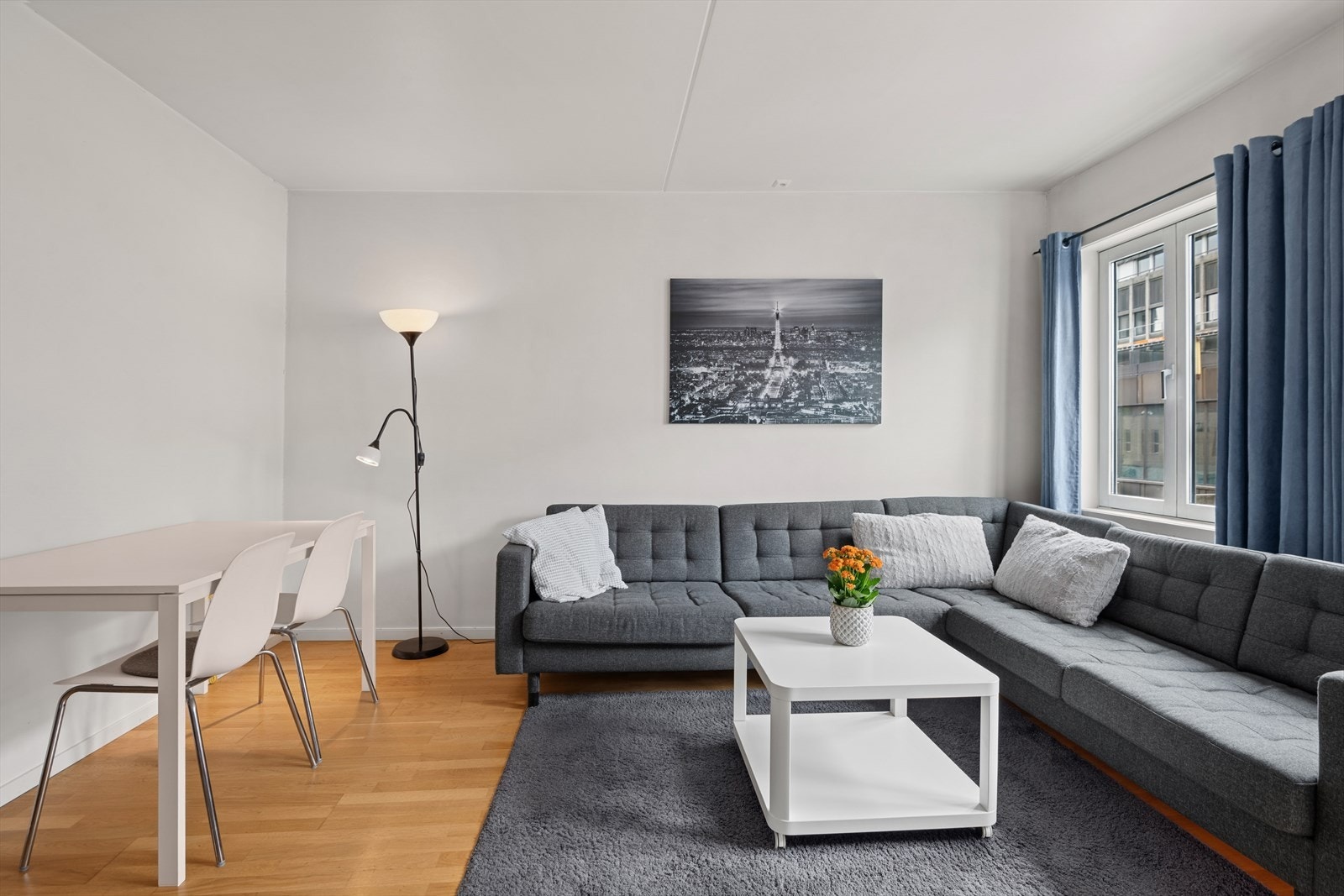 Dette er en lys og trivelig 2- roms selveierleilighet med meget sentral og attraktiv beliggenhet midt i Lillehammers myldrende bykjerne, ikke langt fra gågata med butikker, utesteder og spisesteder. Galleribilde