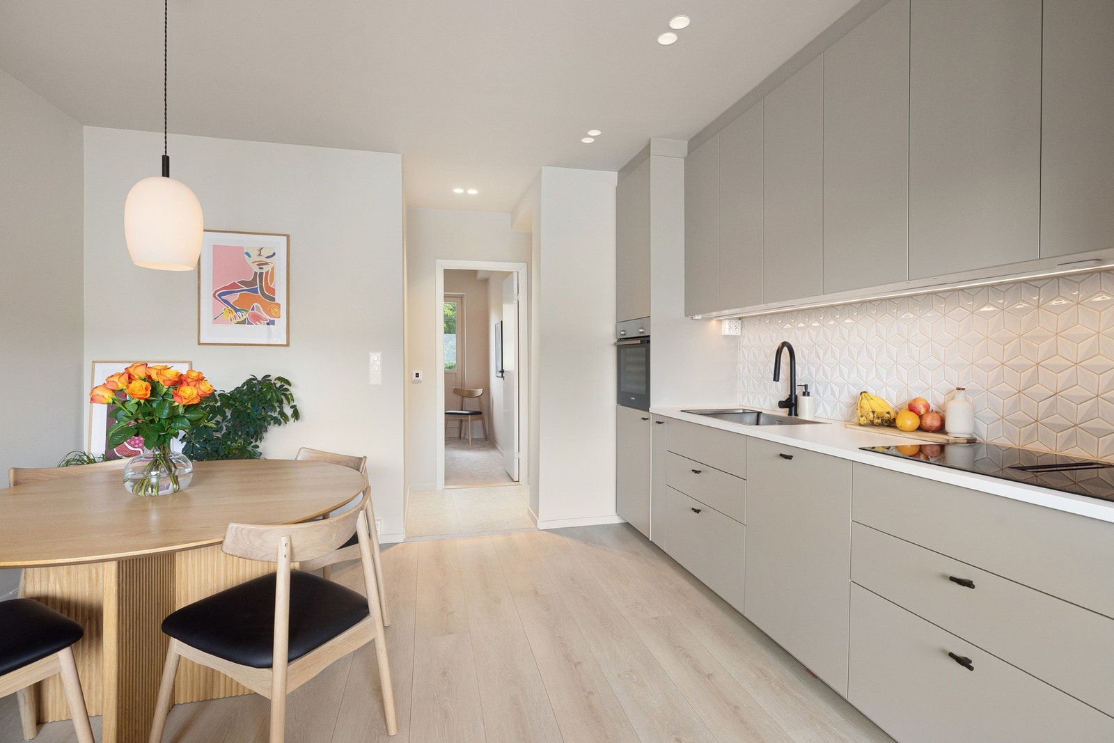 Kjøkkenet er plassert på en strategisk og funksjonell måte. Galleribilde