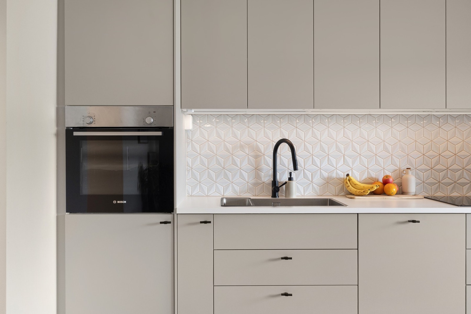 Lekkert kjøkken i tidsriktige farger fra 2023 med integrerte hvitevarer. Galleribilde